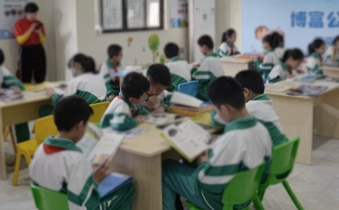 小学校长开学国旗下演讲稿800字——奋斗新学期